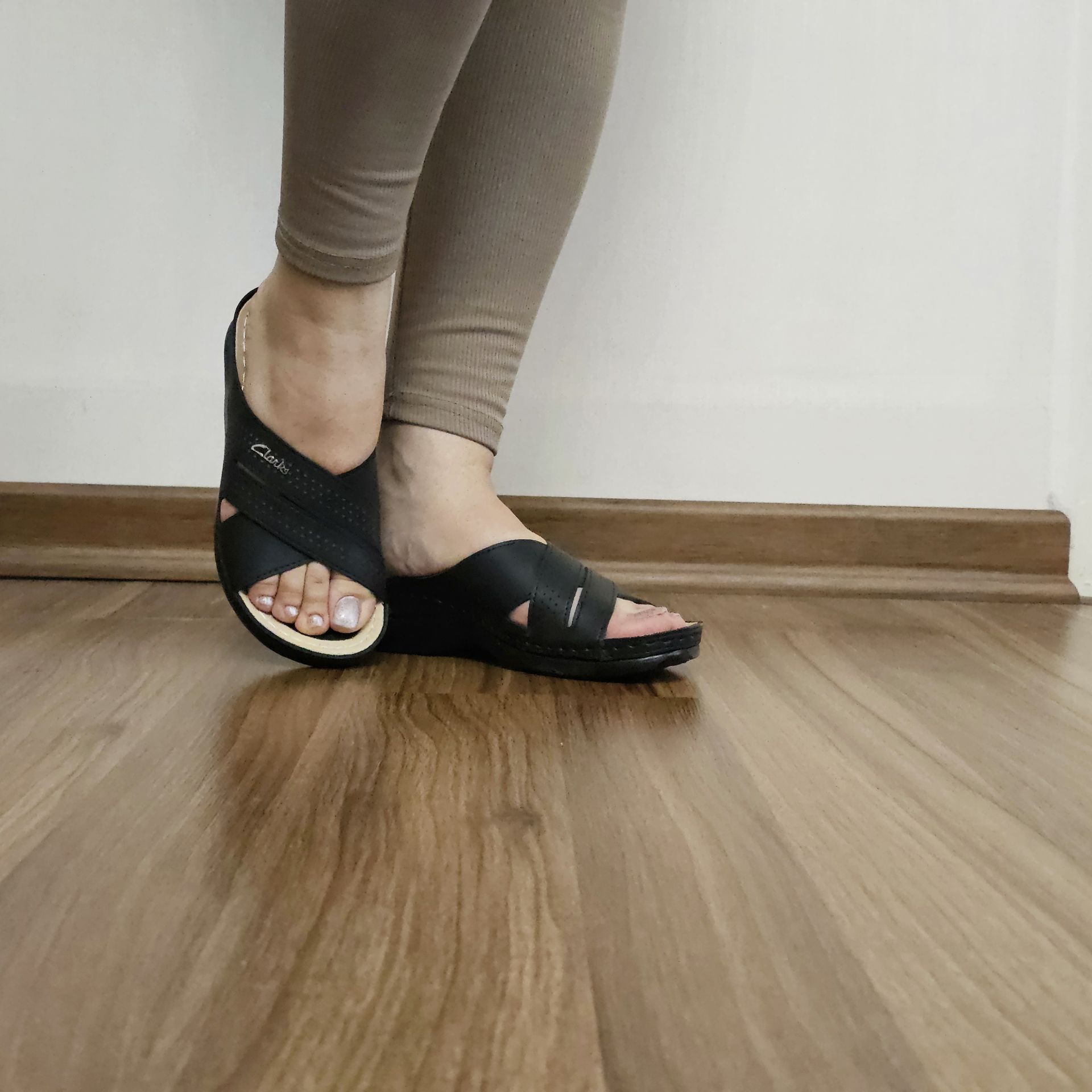 دمپایی و صندل راحتی زنانه مشکی دور دوخت،کد سارینا مدل آرامیس